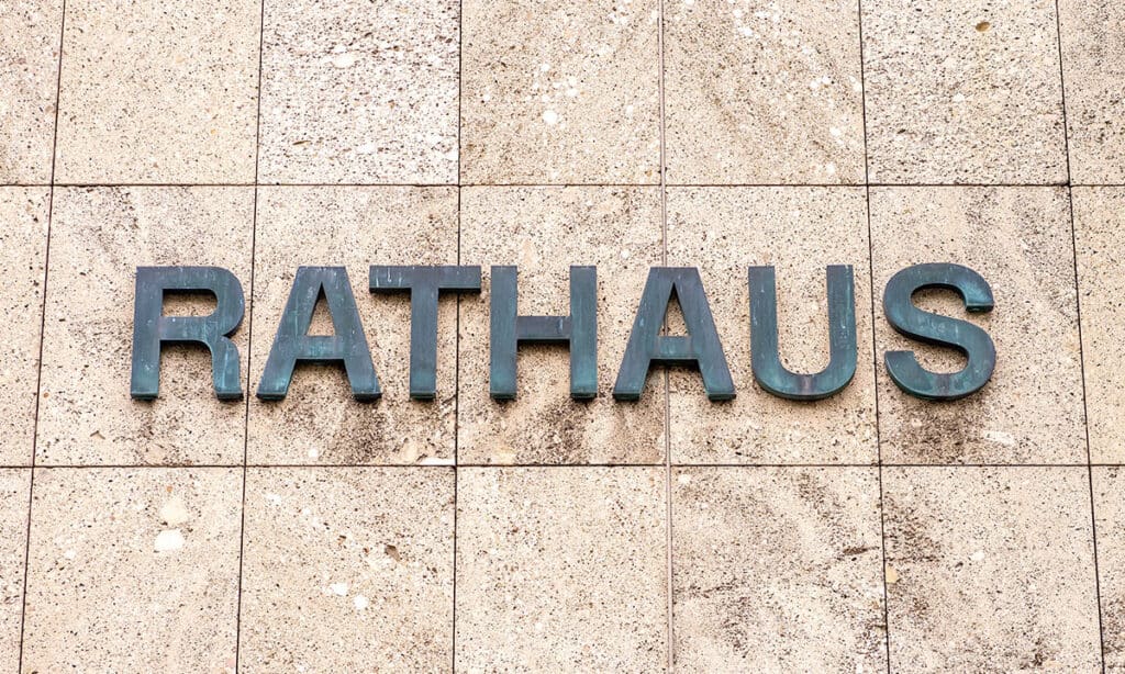 Schriftzug "Rathaus" an einer Gebäudefassade